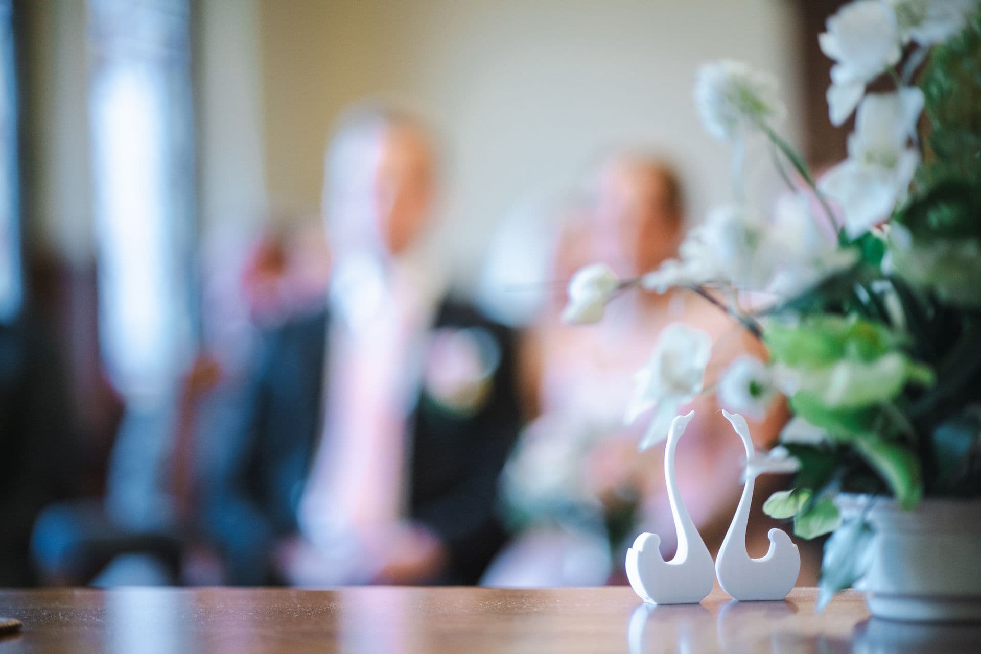 Blumen im Trauzimmer, Tamara und Tobias unscharf im Hintergrund