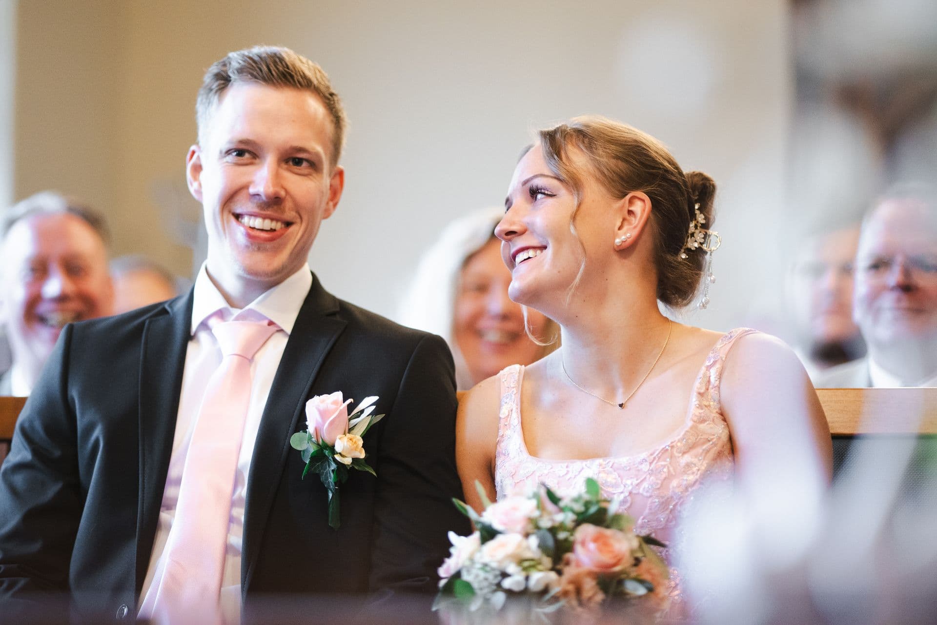 Tamara und Tobias lachen während ihrer standesamtlichen Trauung