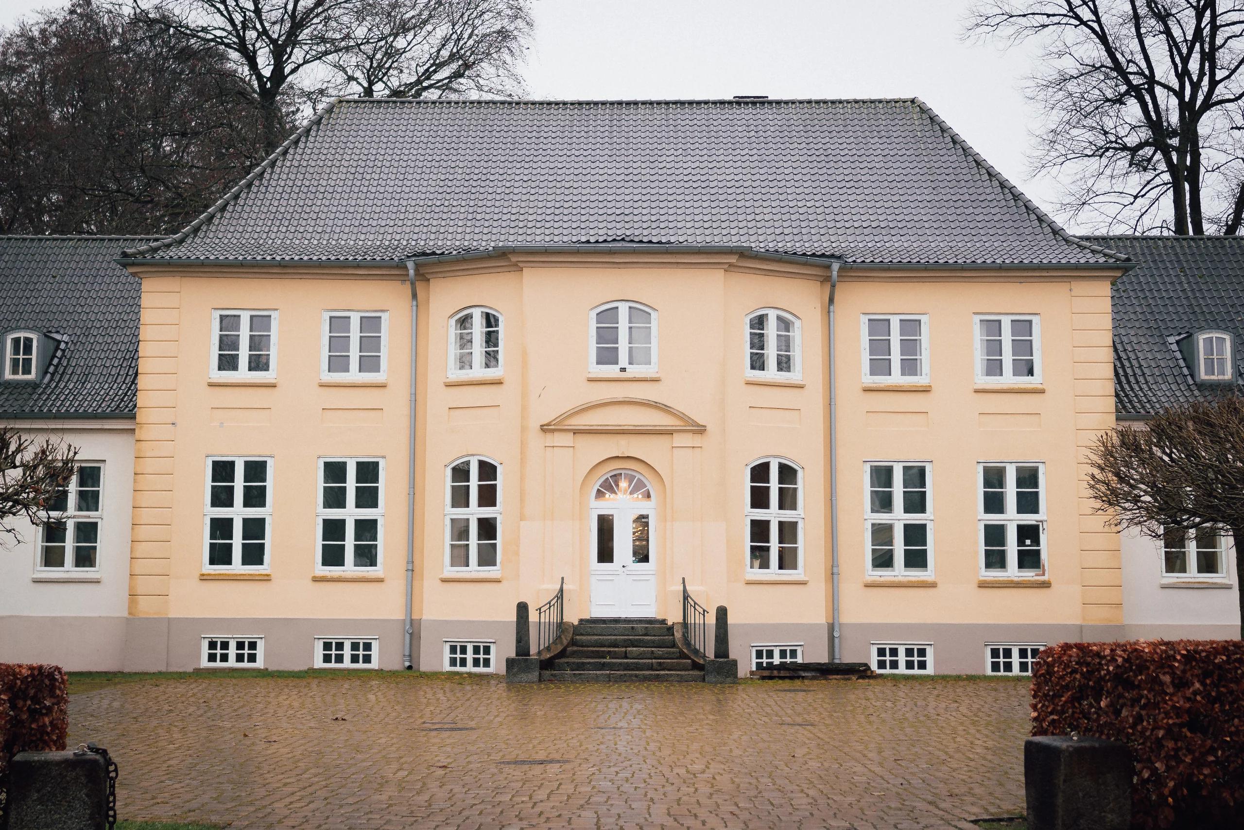 Helles historisches Gebäude als Hochzeitslocation in Schleswig-Holstein